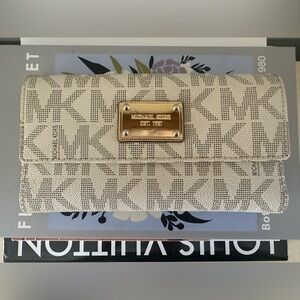 Micheal Kors Bi-fold Wallet